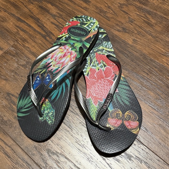 Havaianas Shoes - Havaianas Women's Floral Black Flip Flops size 11/12 or 43/44